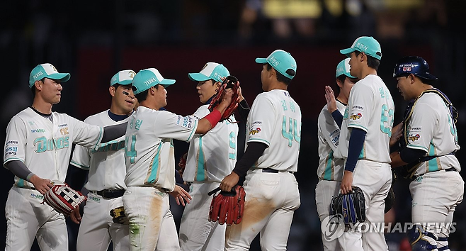올해 최신형 AI 피칭머신 트라젝트 아크를 도입한 NC 선수들. 연합뉴스