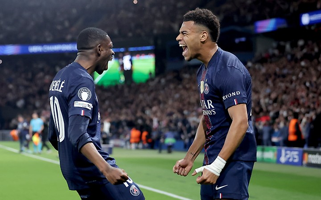 PSG 데지레 두에(오른쪽)가 9일 리버풀과의 UCL 8강 1차전에서 선제골을 넣은 뒤 우스만 뎀벨레와 기뻐하고 있다. EPA연합뉴스