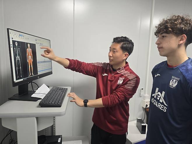 이정찬씨가 레가네스 선수에게 몸 상태를 설명하고 있다. 본인 제공