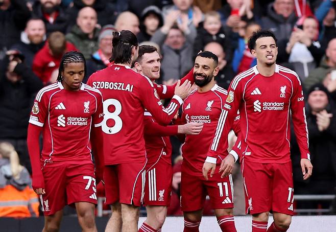 리버풀 선수들이 12일 풀럼전에서 모하메드 살라의 골이 터진 이후 함께 기뻐하고 있다. 로이터연합뉴스