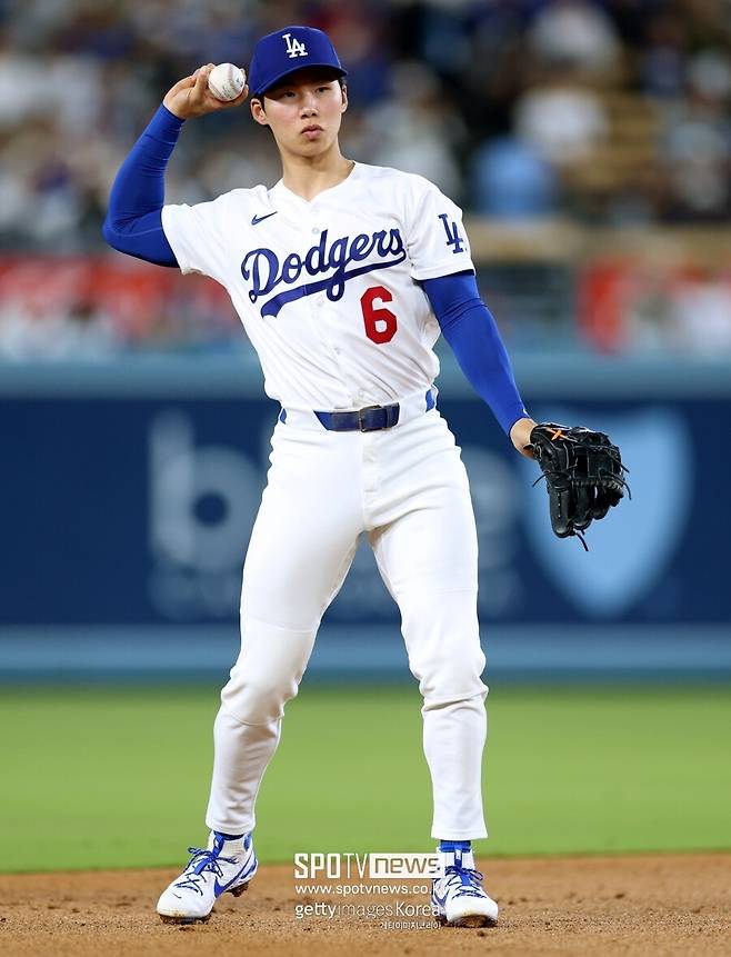 ▲ LA 다저스 김혜성이 지난 13일 텍사스 레인저스전에서 ABS 챌린지에 실패한 뒤 데이브 로버츠 다저스 감독으로부터 공개 저격을 당했다. 이어 14일 뉴욕 메츠전 선발 라인업에서 제외됐다. 미겔 로하스가 대신 유격수로 출전한다.