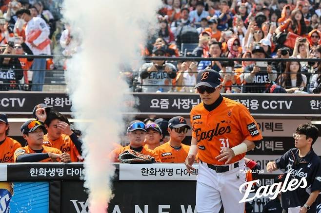 ▲ 손아섭이 트레이드됐다. 한화 이글스는 14일 두산 베어스와의 트레이드를 공식 발표했다. 손아섭을 두산에 내주는 대신 좌완투수 이교훈과 현금 1억5000만원을 받기로 했다. 두산은 베테랑 타자인 손아섭이 충분한 경쟁력을 갖추고 있다고 판단해 타선 강화를 위해 영입을 결정했다. ⓒ한화 이글스