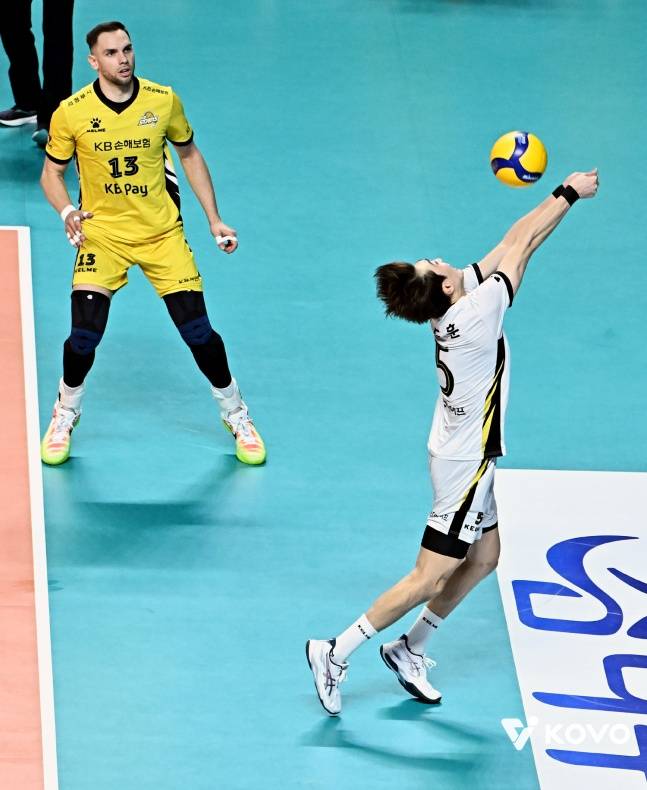 김도훈(오른쪽)이 공을 받아내고 있다. /사진=한국배구연맹 제공