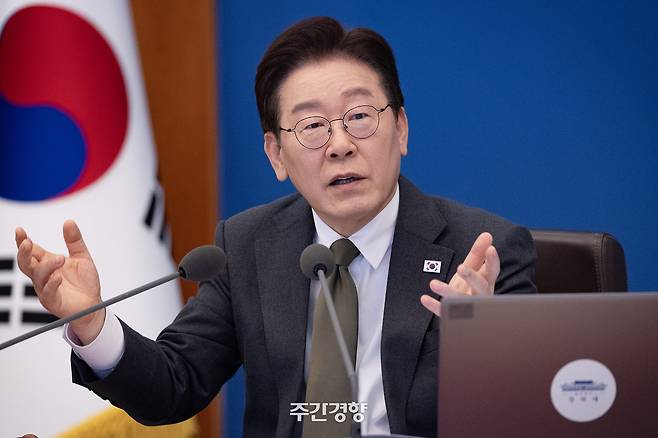이재명 대통령이 14일 청와대에서 열린 제16회 국무회의 겸 제5차 비상경제점검회의를 주재하고 있다. 이준헌 기자