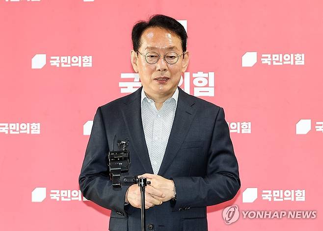 한동훈 출마 관련 입장 밝히는 김도읍 의원 (서울=연합뉴스) 배재만 기자 = 국민의힘 김도읍 의원이 14일 국회에서 부산 북갑에 출마할 것으로 예상되는 한동훈 전 대표와 관련, 입장을 밝히고 있다. 2026.4.14 scoop@yna.co.kr