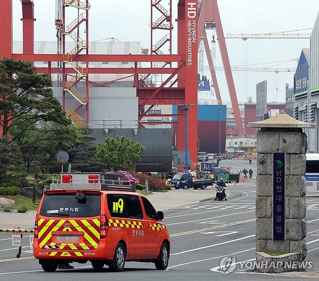 '울산 잠수함 화재 원인은?' (울산=연합뉴스) 장지현 기자 = 울산 해군 잠수함 화재 합동감식을 위해 14일 오전 울산소방본부 관계 차량이 HD현대중공업 울산조선소 정문을 통과하고 있다.
울산경찰청, 국립과학수사연구원, 소방 당국, 고용노동부, 울산지검 등 관계기관은 이날 잠수함 내 배터리룸을 중심으로 사고 원인 조사를 벌인다.
지난 9일 오후 1시 58분께 이 조선소에서 창정비 중이던 해군 214급 잠수함 홍범도함에 불이 나 협력업체 소속 60대 여성 근로자 1명이 숨졌다. 2026.4.14 jjang23@yna.co.kr
