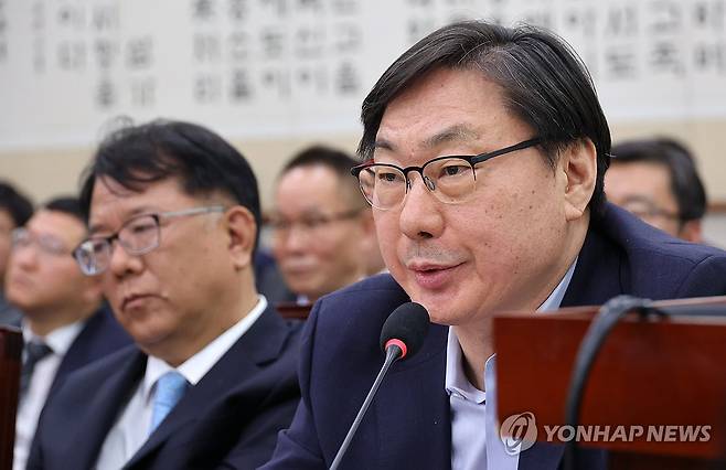 질의 답하는 이화영 전 부지사 (서울=연합뉴스) 이동해 기자 = 14일 국회 '윤석열 정권 정치검찰 조작기소 의혹 사건 진상규명' 국정조사특별위원회에서 열린 쌍방울 대북 송금 사건 관련 청문회에서 증인으로 출석한 이화영 전 경기도 평화부지사가 의원 질의에 답하고 있다. 2026.4.14 eastsea@yna.co.kr