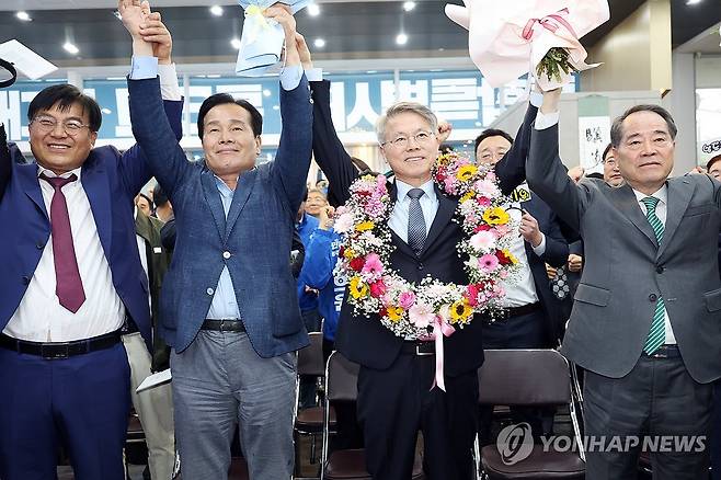 민주당 전남광주시장 후보 확정된 민형배 (광주=연합뉴스) 김혜인 기자 = 더불어민주당 민형배 전남광주특별시장 후보가 당내 최종 경선에서 이긴 뒤 축하 퍼포먼스를 하고 있다. 이날 더불어민주당 중앙당은 전남광주특별시장 후보로 민 후보를 확정했다. 2026.4.14 in@yna.co.kr