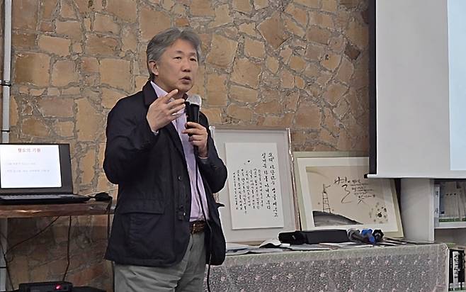 ▲ 김태형 심리연구소 함께 소장이 지난 15일 수원시 책고집에서 열린 경기평화교육센터 '제1기 경기도민 평화학교' 두번째 강연자로 나서 전 세계적으로 확산하는 '사회적 혐오'의 심리학적 원인과 위험성을 경고했다. /최남춘 기자 baikal@incheonilbo.com