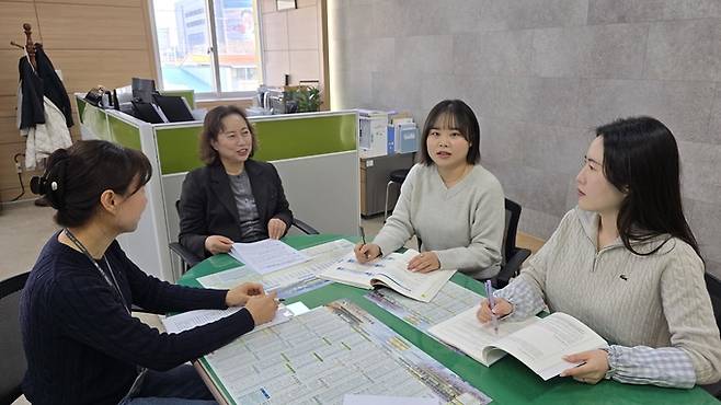 ▲ 최예린 주무관(오른쪽 두번째)이 건강증진과에서 사업 추진 회의를 진행하고 있다. 김범진 기자