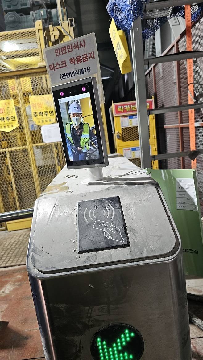 현장 출입구에 설치돼 있는스마트 안면인식 장비 / 김희용 기자