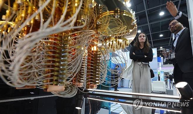 최근 글로벌 빅테크 관심에 힘입어 양자컴퓨터 관련 상장지수펀드(ETF)가 급등세를 이어가고 있다. 사진은 지난해 6월 열린 '퀀텀 코리아 2025'에 전시된 샹들리에 구조의 양자컴퓨터 모형 모습. /사진=연합뉴스