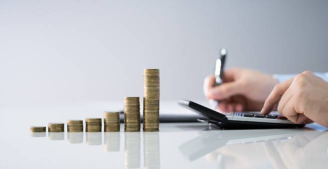 기후위기 대응을 위한 재원 조달 방식을 재설계하고, 이를 위해 누가 어떤 방식으로 기후 대응 비용을 부담할지에 대한 사회적 합의를 이뤄야 한다는 목소리가 들린다. (사진 클립아트코리아)/뉴스펭귄