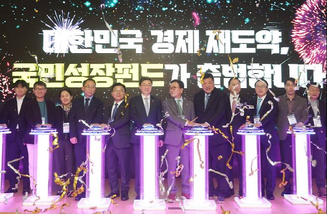 지난해 12월 11일 서울 여의도 산업은행에서 열린 국민성장펀드 출범식에서 이억원 금융위원장과 박현주 미래에셋 회장, 서정진 셀트리온 회장, 박상진 한국산업은행 회장 등이 기념 세리머니를 하고 있다.(사진=연합뉴스)