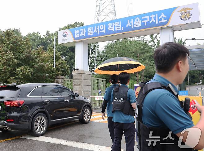 '12·3 비상계엄' 사태와 관련해 윤석열 전 대통령이 내란특검의 3차 강제구인을 거부하고 구속적부심을 청구한 16일 오후 경기 의왕 서울구치소 앞에서 경찰관이 대기하고 있다. 2025.7.16 ⓒ 뉴스1 장수영 기자