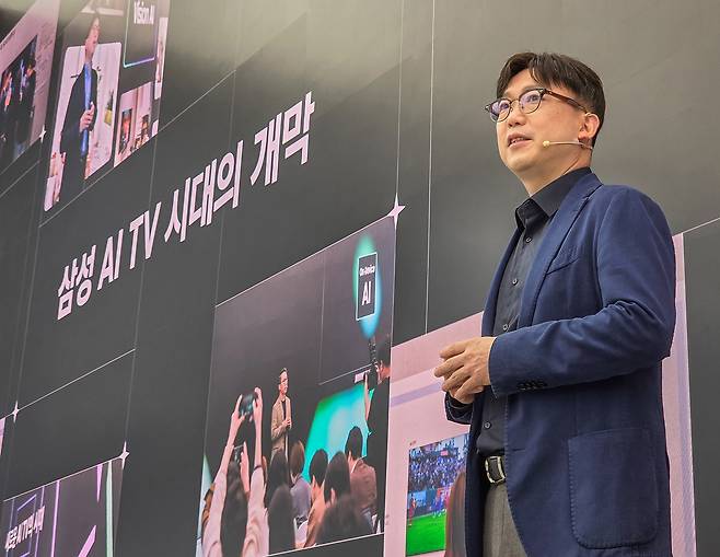 삼성전자 영상디스플레이사업부 용석우 사장이 '더 퍼스트룩 서울 2026' 행사에서 오프닝 스피치를 하고 있다. (사진제공 = 삼성전자)