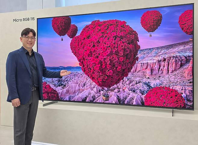 삼성전자 영상디스플레이사업부 용석우 사장이 '더 퍼스트룩 서울 2026' 행사에서 115형 '마이크로 RGB' TV를 소개하고 있다. (사진제공 = 삼성전자)