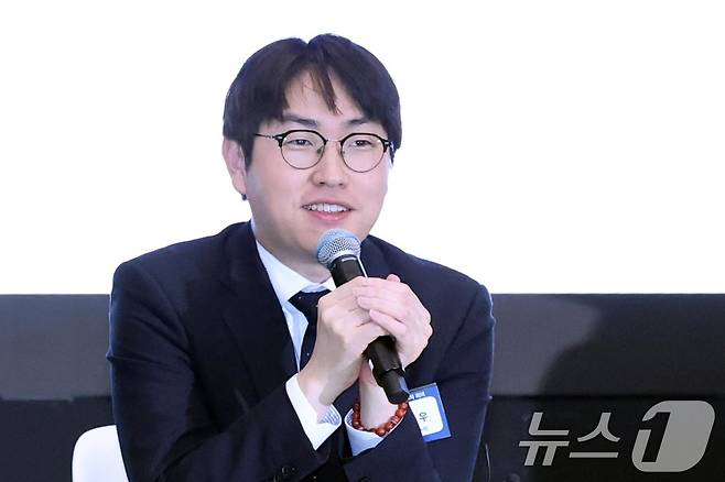 하정우 청와대 AI미래기획수석이 10일 오후 서울 강남구 GS타워에서 진행된 'AI 혁신위원회 3차 회의'에서 모두 발언하고 있다. 이날 회의에서는 데이터·반도체·컴퓨팅 인프라 구축과 산업별 실행 전략을 통해 AI의 현장 적용을 확대하고, 규제 개선과 투자로 민간 중심의 인공지능 전환(AX) 생태계를 강화하겠다는 방향이 제시됐다. 2026.4.10 ⓒ 뉴스1 조연우 인턴기자