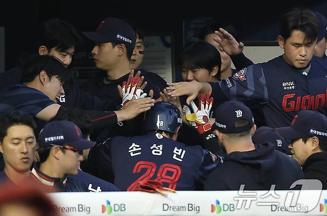 15일 서울 송파구 잠실야구장에서 열린 '2026 신한 SOL KBO리그' 롯데 자이언츠와 LG 트윈스의 경기, 3회초 1사 주자 없는 상황에 솔로홈런을 날린 롯데 손성빈이 더그아웃으로 들어가 동료들의 축하를 받고 있다. 2026.4.15 ⓒ 뉴스1 박정호 기자