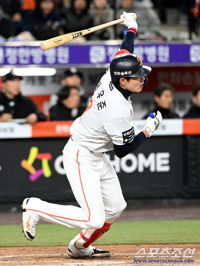 1일 대전한화생명볼파크에서 열린 KT와 한화의 경기. 6회말 무사 1,3루 한화 심우준이 1타점 적시타를 치고 있다. 대전=허상욱 기자wook@sportschosun.com/2026.04.01/