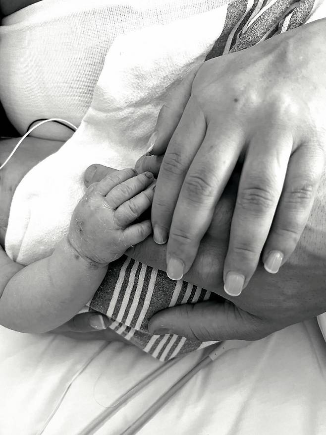 알렉스 베시아는 아내 카일라와 함께 딸 스털링 솔의 손을 맞잡은 사진을 공개해 딸의 죽음을 세상에 알렸다. 사진=알렉스 베시아 SNS