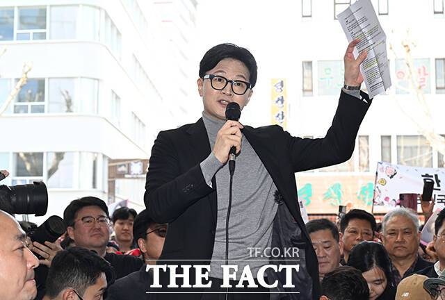 더불어민주당과 조국혁신당 등 여권은 거물급 인사를 전진 배치하며 세몰이에 박차를 가하고 있지만, 국민의힘은 고전을 면치 못하는 모양새다. 사진은 한동훈 전 국민의힘 대표가 지난달 22일 오후 서울 동대문구 경동시장을 방문해 인사말을 하고 있는 모습. /박헌우 기자