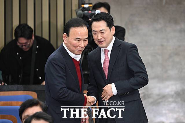 국민의힘 공천관리위원회가 부산 북구갑 국회의원 보궐선거를 '전략공천' 방식으로 치르는 방안을 사실상 확정했다. 사진은 박덕흠 공관위원장과 장동혁 대표. /박헌우 기자