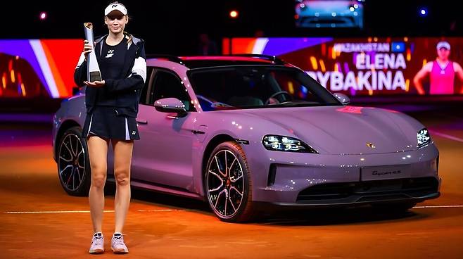 2024년 포르쉐 테니스 그랑프리 우승을 차지했을 때의 엘레나 리바키나. 출처 포르쉐 테니스