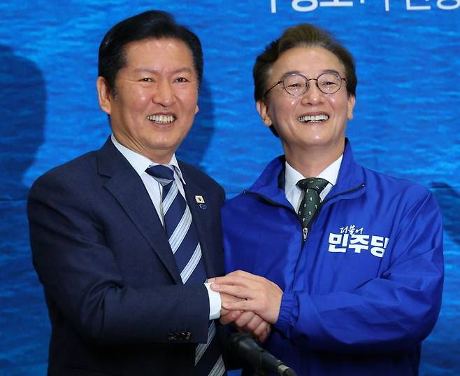 정청래 더불어민주당 대표가 15일 오전 부산 동구 부산항국제전시컨벤션센터에서 열린 부산 현장 최고위원회에서 전재수 부산시장 후보와 손을 맞잡고 있다. 연합뉴스