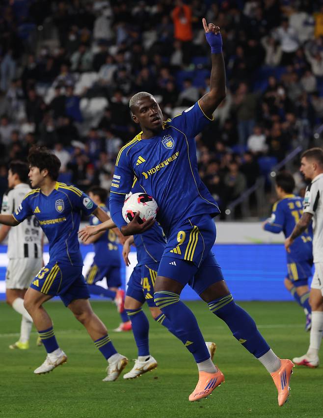 15일 울산 문수축구경기장에서 열린 프로축구 하나은행 K리그1 2026 울산 HD와 FC서울의 경기에서 울산 말컹이 한 골을 만회한 후 세리머니를 하고 있다./연합뉴스