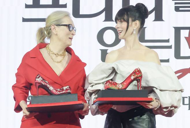 지난 8일 서울에서 열린 영화 ‘악마는 프라다를 입는다2’ 기자간담회에서 '꽃신 하이힐'을 선물받고 기뻐하는 배우 메릴 스트립(왼쪽)과 앤 해서웨이. /장련성 기자