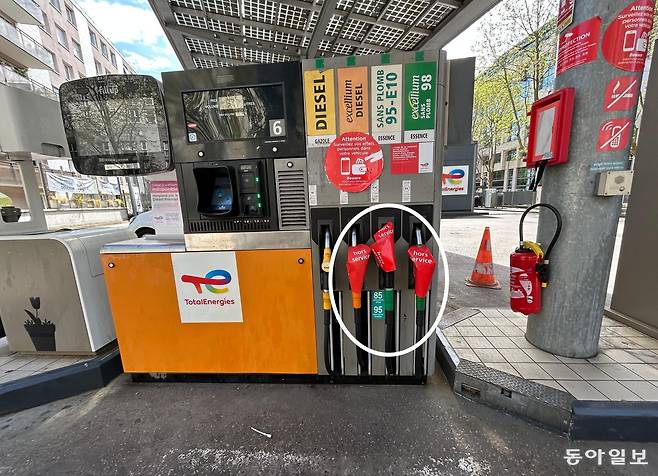 10일(현지 시간) 프랑스 파리 시내의 한 할인 주유소. 사람들이 몰리면서 기름이 동나 ‘운영 중단(Hors service·사진 속 동그라미)’ 조치가 취해졌다. 파리=유근형 특파원 noel@donga.com