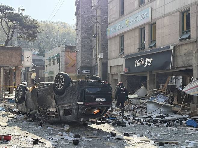 가게 앞 전복된 차량 /사진=뉴스1
