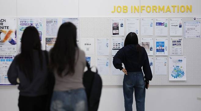 15일 국가데이터처가 발표한 3월 고용동향에 따르면 청년층(15~29세) 고용률이 43.6%로 전년 동월보다 0.9%p 하락했다. 23개월 연속 마이너스다. 15일 서울 시내 한 대학교 일자리플러스센터에서 학생이 채용정보 게시판을 확인하고 있다. 뉴시스.