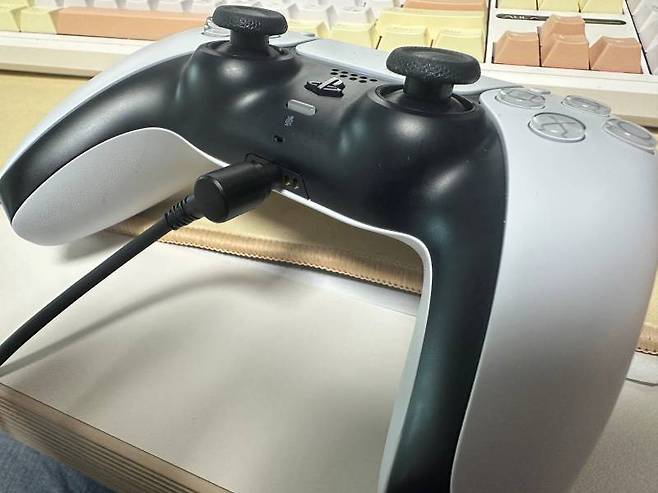 PS5 게임을 즐길 때는 패드에 꼽으면 편하게 이용할 수 있다
