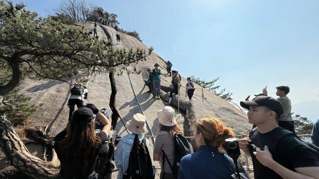 5일 외국인 등산객들이 수락산 기차바위에 오르기 위해 줄을 서 있다. 문지수 기자