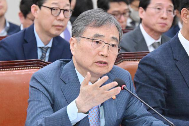 조현 외교부 장관이 15일 국회에서 열린 외교통일위원회 전체회의에서 의원질의에 답하고 있다. 민경석 기자