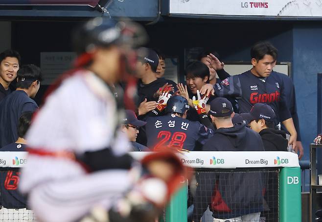 <yonhap photo-6762=""> 선제점 기록한 손성빈(서울=연합뉴스) 김성민 기자 = 15일 서울 잠실야구장에서 열린 2026 KBO 프로야구 롯데 자이언츠와 LG 트윈스의 경기. 3회초 1사 롯데 손성빈이 솔로홈런을 친 후 격려를 받고 있다. 2026.4.15ksm7976@yna.co.kr/2026-04-15 19:10:33/<저작권자 ⓒ 1980~2026 ㈜연합뉴스. 무단 전재 재배포 금지, AI 학습 및 활용 금지></yonhap>