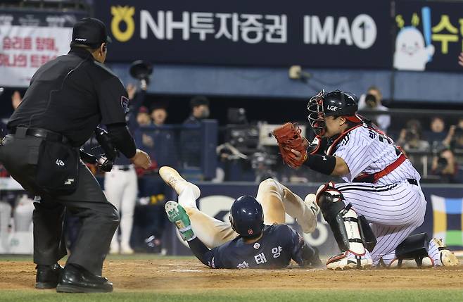 <yonhap photo-7234=""> 홈 쇄도 성공한 한태양 (서울=연합뉴스) 김성민 기자 = 15일 서울 잠실야구장에서 열린 2026 KBO 프로야구 롯데 자이언츠와 LG 트윈스의 경기. 8회초 2사 1,2루 롯데 장두성이 1타점 적시타를 치자 홈으로 들어온 2루 주자 한태양이 득점에 성공하고 있다. 2026.4.15 ksm7976@yna.co.kr/2026-04-15 20:34:01/ <저작권자 ⓒ 1980~2026 ㈜연합뉴스. 무단 전재 재배포 금지, AI 학습 및 활용 금지></yonhap>
