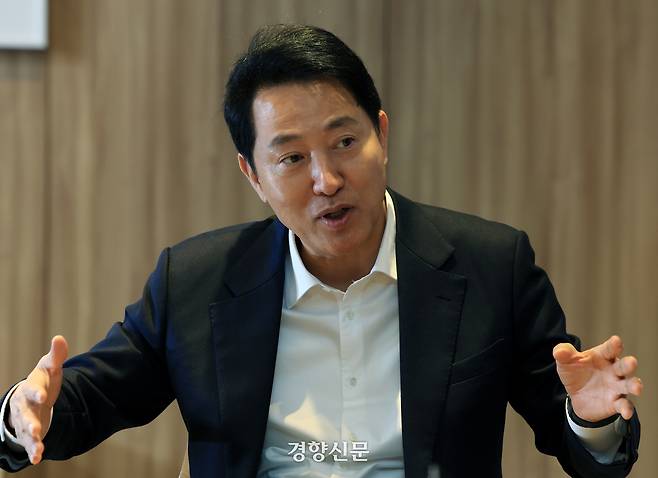 국민의힘 서울시장 유력 후보인 오세훈 서울시장이 14일 서울시청 시장실에서 경향신문과 인터뷰를 하고 있다. 서성일 선임기자