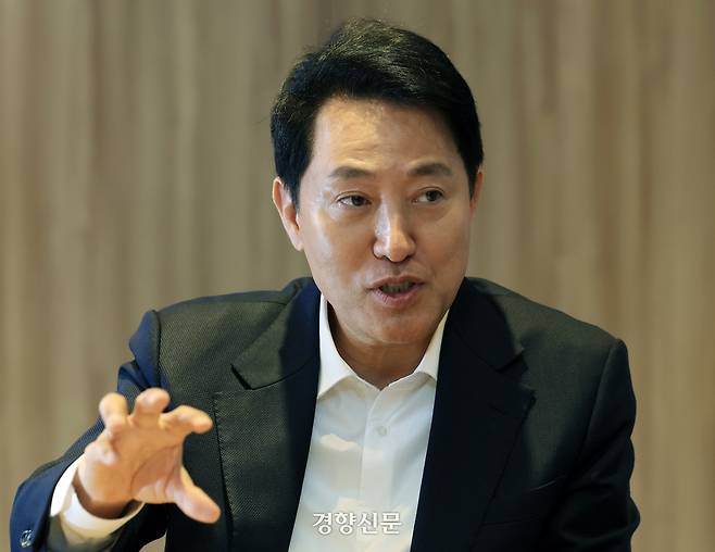 국민의힘 서울시장 유력 후보인 오세훈 서울시장이 14일 서울시청 시장실에서 경향신문과 인터뷰를 하고 있다. 서성일 선임기자