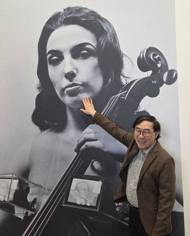 백남준의 조카 하쿠다 켄이 지난 1일 서울 용산구 아모레퍼시픽미술관 APMA캐비닛에서 열린 백남준 특별전에서 1969년 샬롯 무어만이 TV 브라를 착용하고 첼로를 연주하는 장면을 담은 사진 앞에서 당시 상황을 설명하고 있다.