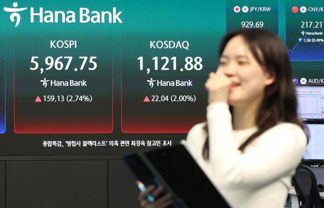 코스피가 14일 미국·이란 전쟁 이후 처음으로 장중 6000선을 돌파했다. 미국과 이란이 물밑 대화를 이어가고 있다는 소식이 투자심리를 자극한 영향으로 풀이된다. 이날 서울 중구 하나은행 딜링룸 전광판에 코스피와 코스닥 종가가 표시돼 있다. 연합뉴스