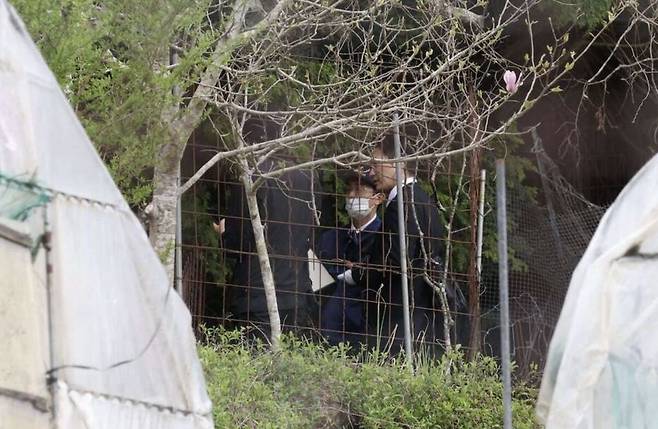 경찰이 아다치 유키군 사망 사건과 관련해 수사를 하고 있는 모습. 산케이 신문 캡처