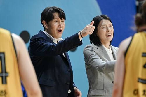 위성우(왼쪽) 전 감독과 전주원 신임 감독. WKBL 제공