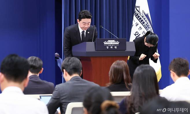 (서울=뉴스1) 허경 기자 = 강훈식 대통령 비서실장이 15일 청와대 춘추관에서 전략경제협력 대통령특사 활동 결과 관련 브리핑을 마친 뒤 인사하고 있다. 2026.4.15/뉴스1 Copyright (C) 뉴스1. All rights reserved. 무단 전재 및 재배포, AI학습 이용 금지. /사진=(서울=뉴스1) 허경 기자