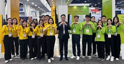 2025년 1월 미국 라스베이거스에서 열린 ‘CES 2025’에서 웅진은 WDMS와 WRMS을 글로벌 시장에 선보였다. 사진은 이수영 웅진IT 대표(가운데)와 웅진IT 임직원들 모습./사진=웅진그룹
