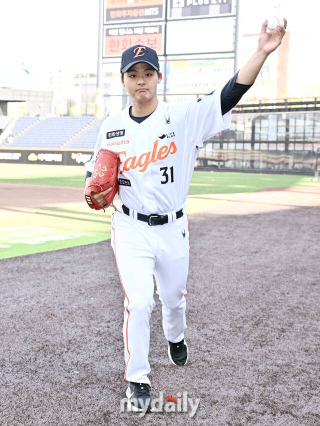 한화 이교훈이 14일 오후 대전 한화생명볼파크에서 진행된 '2026 프로야구 KBO리그' 한화이글스와 삼성 라이온즈의 경기전 훈련에서 포토타임을 갖고 있다./대전 = 송일섭 기자