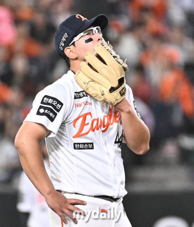 14일 오후 대전 한화생명볼파크에서 진행된 '2026 프로야구 KBO리그' 한화이글스와 삼성 라이온즈의 경기. 한화 김서현이 9회초 2사 만루서 이혜승에게 밀어내기 볼넷을 허용한 뒤 아쉬워 하고 있다./대전 = 송일섭 기자