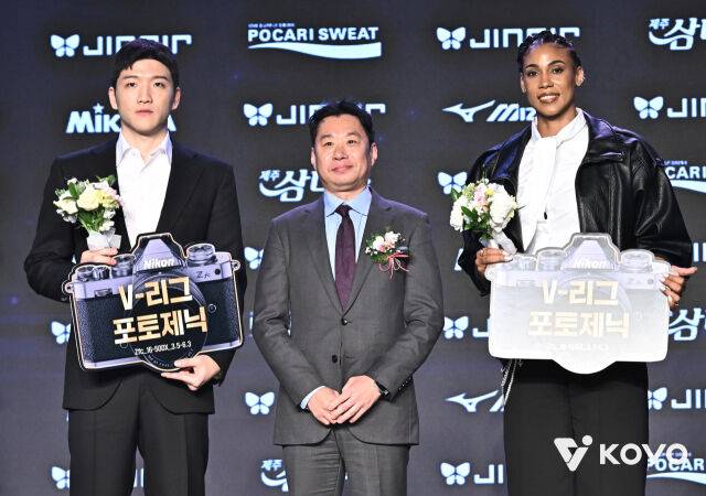 니콘 V리그 포토제닉을 수상한 정지석, 실바과 니콘 이미징 코리아 정해환 사장과 기념촬영을 하고 있다 / 한국배구연맹(KOVO)